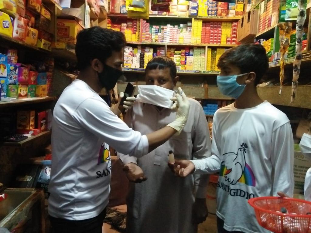 Von Sant'Egidio selbsthergestellte Masken und Lebenspakete für die Ärmsten in Pakistan